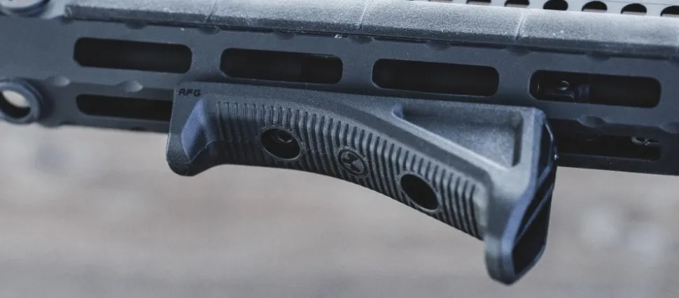 Magpul M-LOK AFG Angled Fore-Grip viisto etukädensija M-LOK-kädensuojukseen