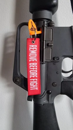 Varusteleka avaimenperä, REMOVE BEFORE FIGHT
