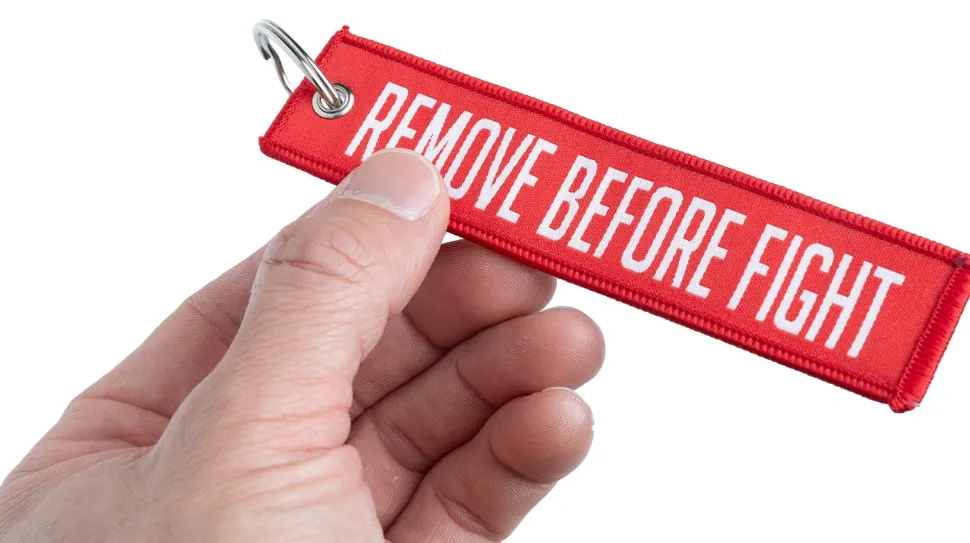 Varusteleka avaimenperä, REMOVE BEFORE FIGHT