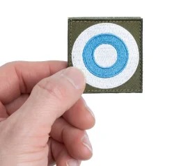 Varusteleka M05 lakkimerkki, aivan liian iso