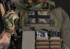 Varusteleka Suomen lippumerkki, 154 x 94 mm, M05 metsäkuvio